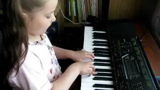 Катя Соболева 5 лет   играет  Танец   А. Гедике