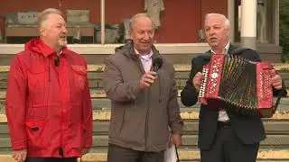 Нам песня строить и жить помогала, и на фронте гармошка играла!
