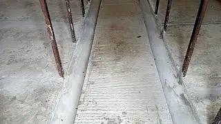 Бетонный пол в сарае для свиней.