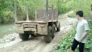 Тягач пересекает реку