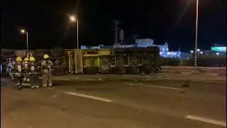 משאית עם חומרים מסוכנים התהפכה