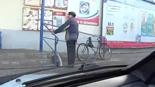 ПРИКОЛ.    Мужик уже не может терпеть.