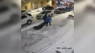 Труп в мешке протащили по двору