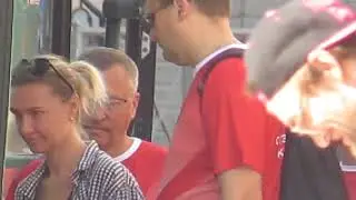 СТОРОННИКИ А.НАВАЛЬНОГО  В КРАСНЫХ ФИРМЕННЫХ МАЙКАХ САДЯТСЯ В АВТОБУС
