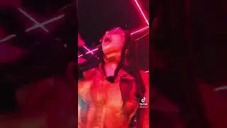 Инстасамка сосет микрофон каждый концерт 