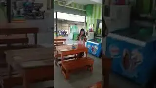 puteri sangat ayu buat minuman
