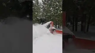 Шнекороторный снегоуборщик расширяет дороги в лесу #shorts