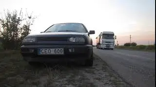 Машина на дороге VW Golf