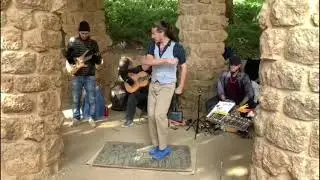 Испанские танцы!Зажигательные  и красивые танцы испанских парней на улицах Барселоны!