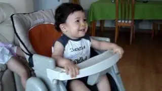 Andresito viendo Mister Maker