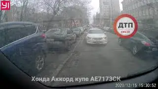 В центре Киева неизвестный гражданин напал на водителя авто 