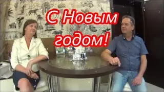 Тихо сыплет снег.