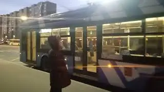 Троллейбус уезьяет со становки