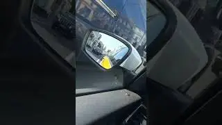 шуршит большой черный джип 