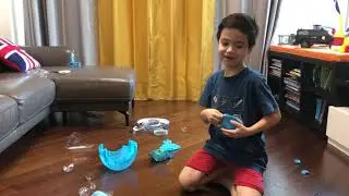 Open the Smashers Dino Ice Age Surprise egg with Hugo (part 1)