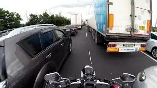На мотоцикле в пробке