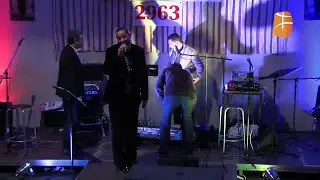 Énorme.. Le support du clavier a cédé, les instruments sont tombés sur la scène en plein spectacle !