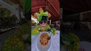 Crazy Chameleon's got the munchies!  #spagettibolognese #chameleon  #insta360  #busybee @insta360