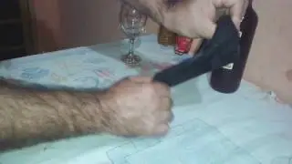 Edson Eduardo ensinando a dobra de guardanapo de servir vinho