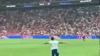 DELİ Mİ NE ? LİVERPOOL - CHELSEA MAÇINDA SAHAYA ATLADI !