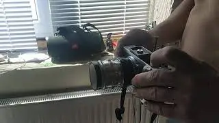 Застрял аккумулятор в фотоаппарате. Как достать!?
