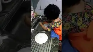 девочка поет посуду