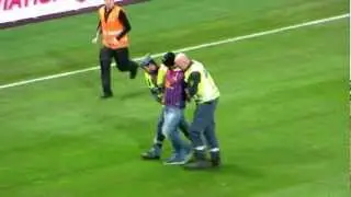 Pitch invader hugs Messi - Sweden Friends Arena