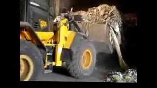 Scarico delle Biocelle con i rifiuti stabilizzati