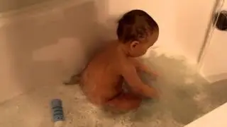 Кирюша плюхается в ванной 22 декабря 2010 года