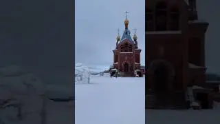 Необычно Красивая пещера из снега на Рождество...