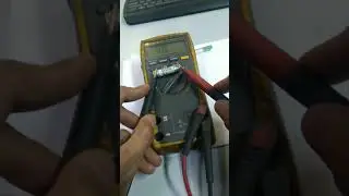Fluke multimeter checking the continuity of fuse