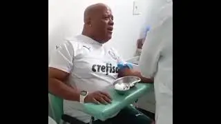 мужик бриться крови
