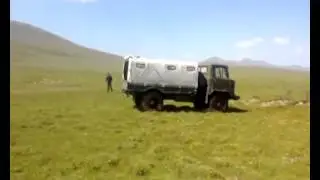 Газ 66 застрял в болоте