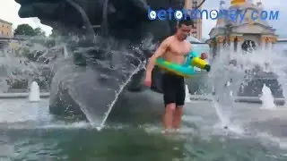 ГОЛЫЙ чувак в Центре КИЕВА !!! Искупался в фонтане на Майдане для Betonmoney