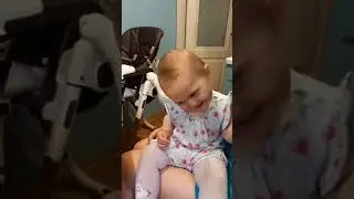 Васюша пробует шоколадку