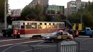 В мариуполе трамвай сошел с рельсов! (ВИДЕО)