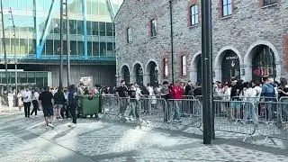 CROWD OUTSIDE 3ARENA DUBLIN FOR MISFITS BOXING SERIES 17