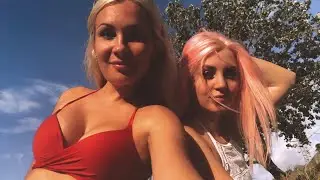 Девочки на пляже готовят шашлык