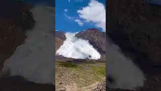 Kırgızistan'ın Tian Shan dağında meydana gelen çığı görüntüleyen turistler çığ altında kaldı