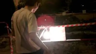 Что будет если пописать на лампочку 220 вольт?