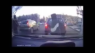 Пробки в Бишкеке. Водители не подчиняются указаниям сотрудника ГУОБДД