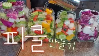 Create flower-shaped pickles
