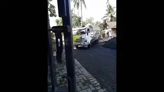 Bikin Mlongo lihat Truk Muatan Pasir Bongkar di tengah Jalan