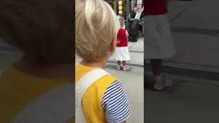 Малыши гуляя на улице, заметили наполненную воздухом фигуру. Вы видели что-то необычное на улице?