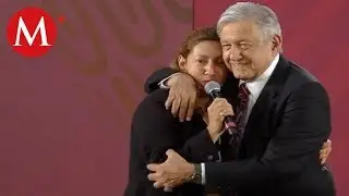 Reportera abraza a AMLO en conferencia