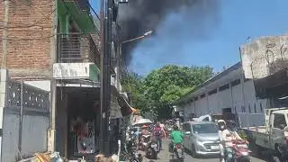Kebakaran sebuah toko furniture di jalan kertajaya gubeng surabaya