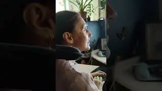 Катюша в песне 🤗и играет на компике 👍