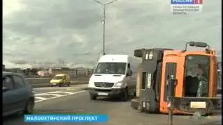 На Малоохтинском проспекте перевернулся грузовик