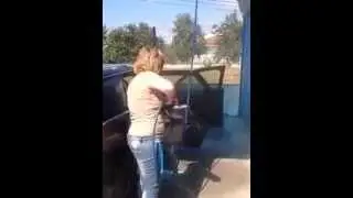 Portuguesa filmada a lavar o carro do marido de forma surreal