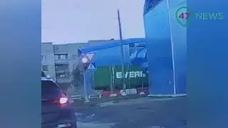47news: Момент сноса перехода грузовиком на М-10 в Любани
